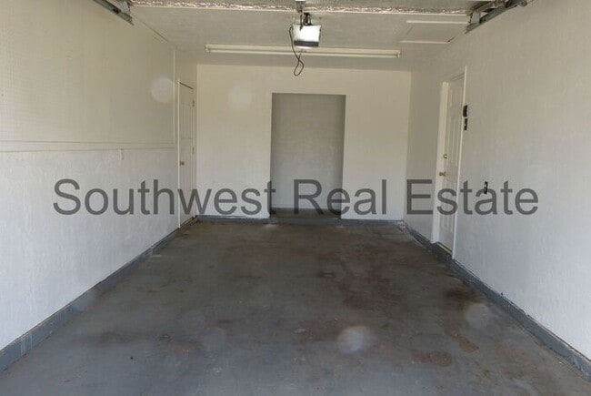 Building Photo - Lovely 3 bedroom 2 bath home