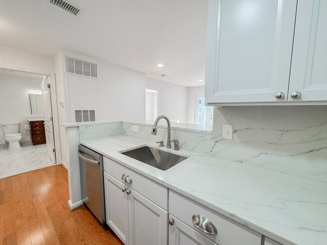 Building Photo - Freshly Renovated 1 Bed 1 Bath Condo With Balcony In Vibrant Savoy Park - Water Included