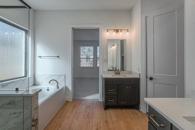 Building Photo - 564 Tawny Rim Dr