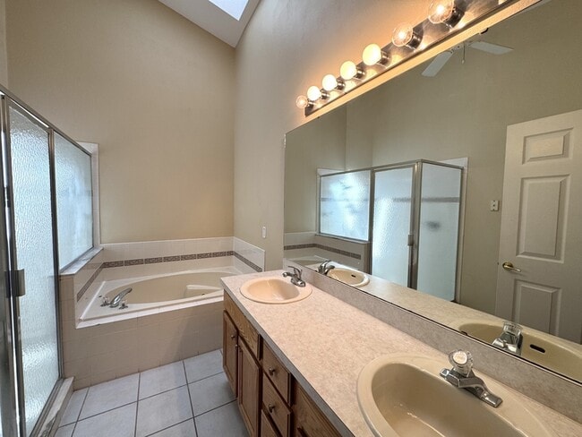 Building Photo - 4952 Hook Hollow Cir
