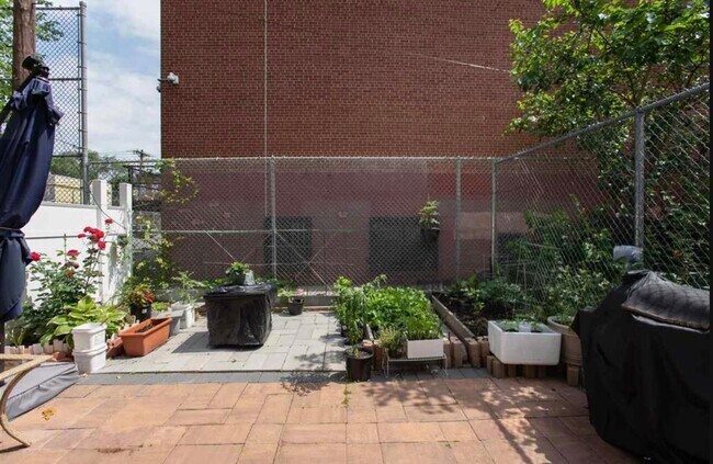 Building Photo - 86 Oak St