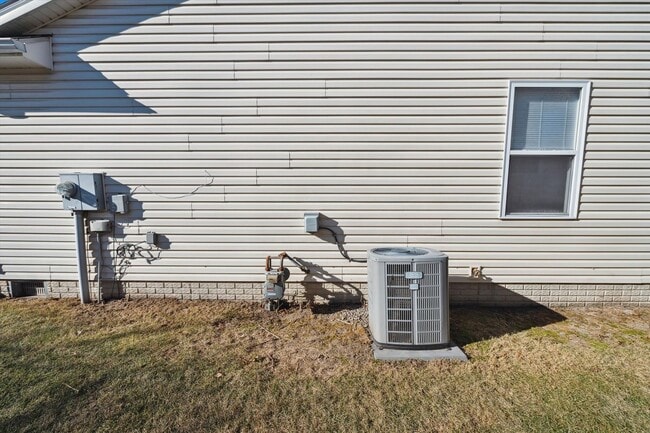 Building Photo - Large 3 Bed 2 Bath ranch for rent