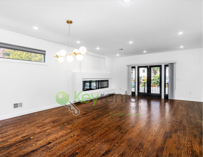 Building Photo - Modern 4-Bedroom, 4-Bath Home – Luxury Liv...