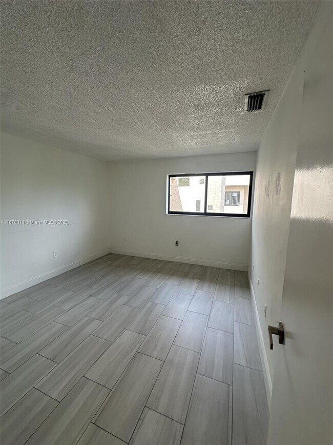 Building Photo - 1490 W 42nd Pl