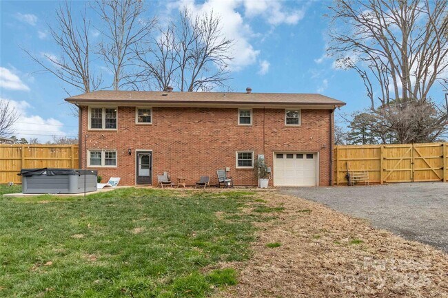 Building Photo - 405 Hillcrest Dr