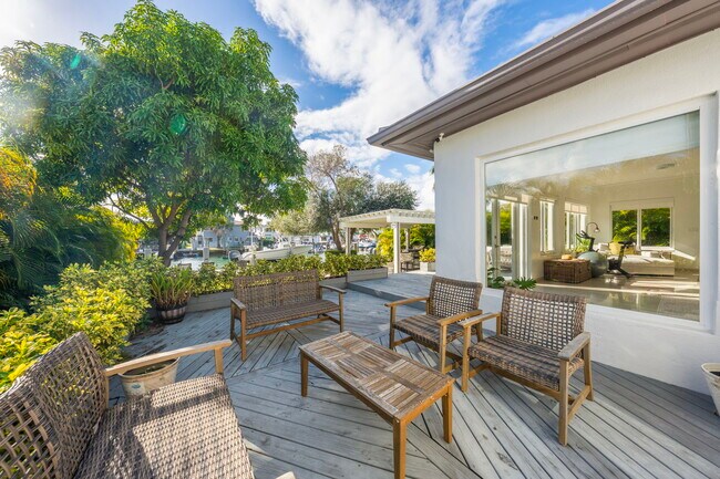 Building Photo - 950 S Shore Dr