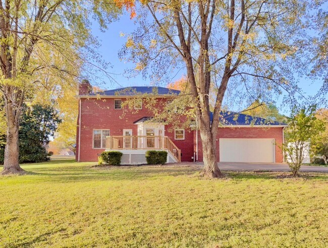 Building Photo - 1402 E Rhett Butler Rd