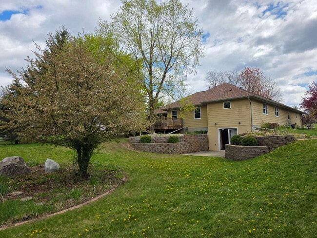 Building Photo - Multi generational Home New London