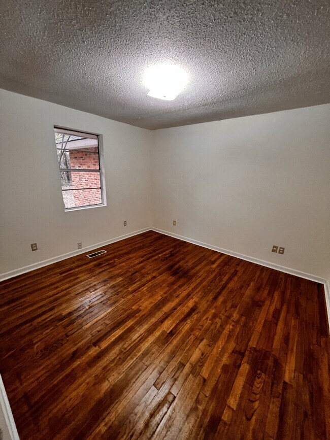 Building Photo - Home For Rent