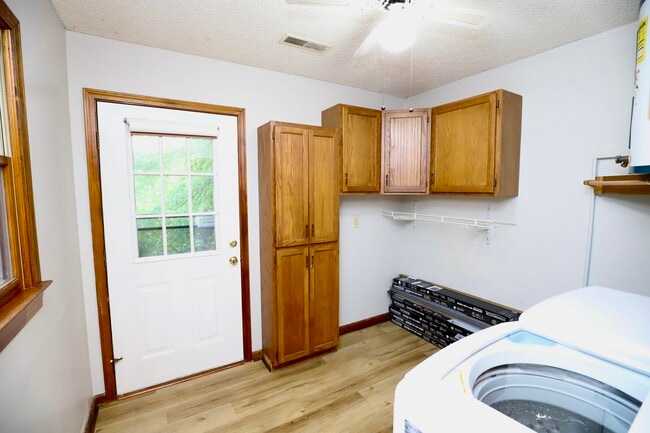 Building Photo - 806 Club Ln