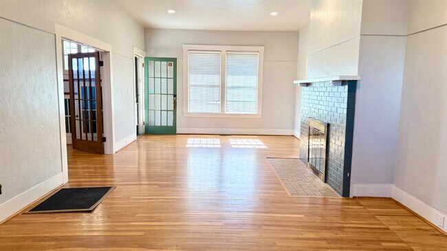 Building Photo - 130 E Malone St