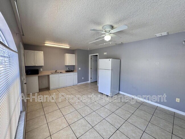 Building Photo - 2725 Fan Palm Dr
