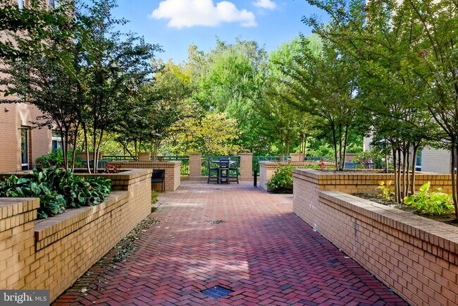 Building Photo - 2200 N Westmoreland St