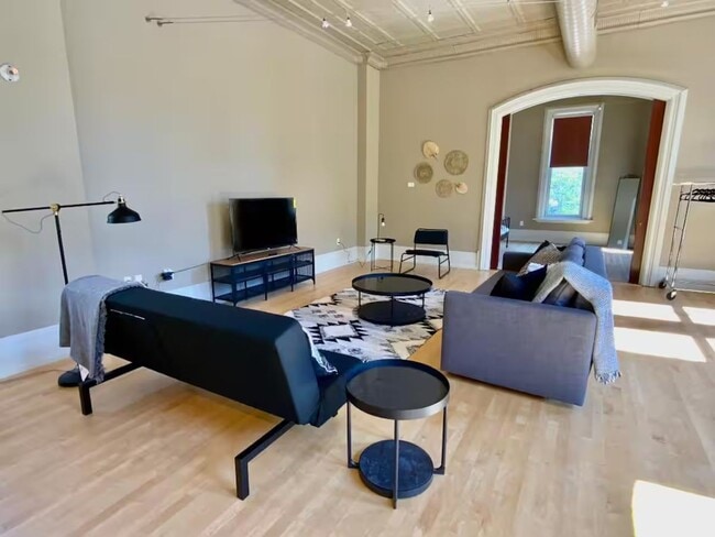 Building Photo - Enormous Upper Floor Unit in Heart of Downtown MKE