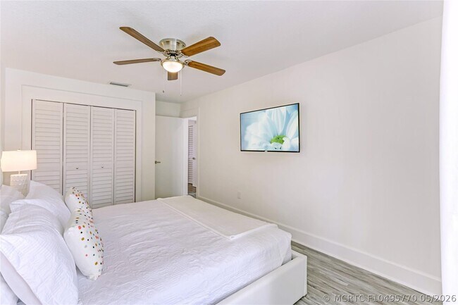 Building Photo - 16643 Redwood Way