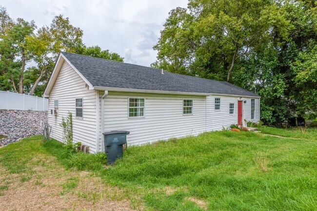 Building Photo - Charming 4BR/2BA Home in South Nashville –...