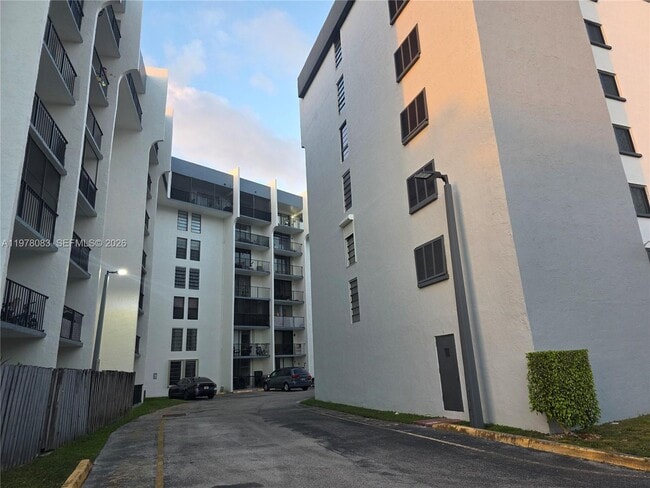 Building Photo - 9688 Fontainebleau Blvd