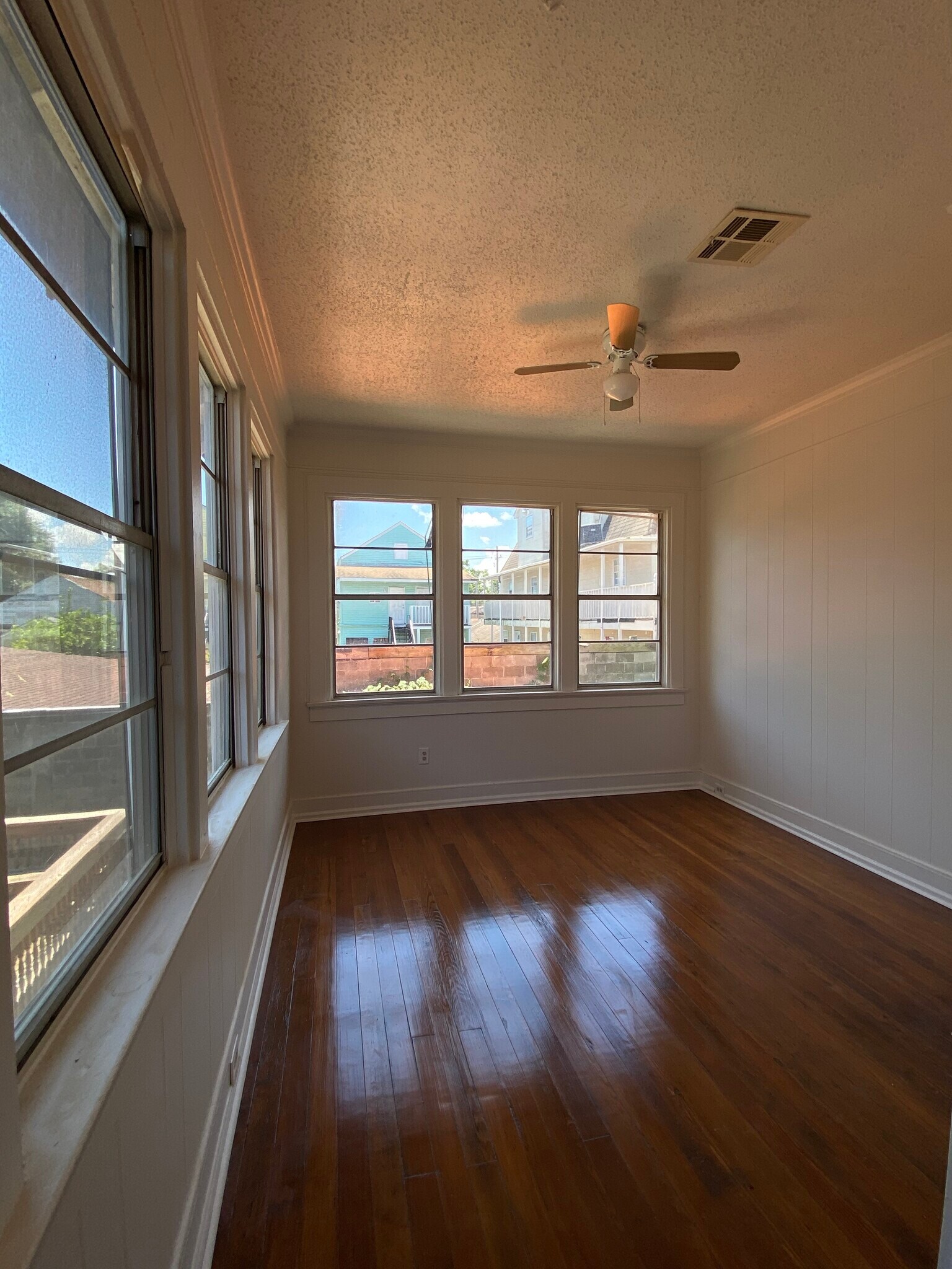 Building Photo - 320 S Dupre St