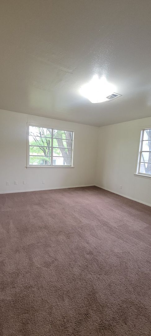 Building Photo - Huge 3 bedroom/1 bath upstairs apartment with Water, Gas Range and Refrigerator!