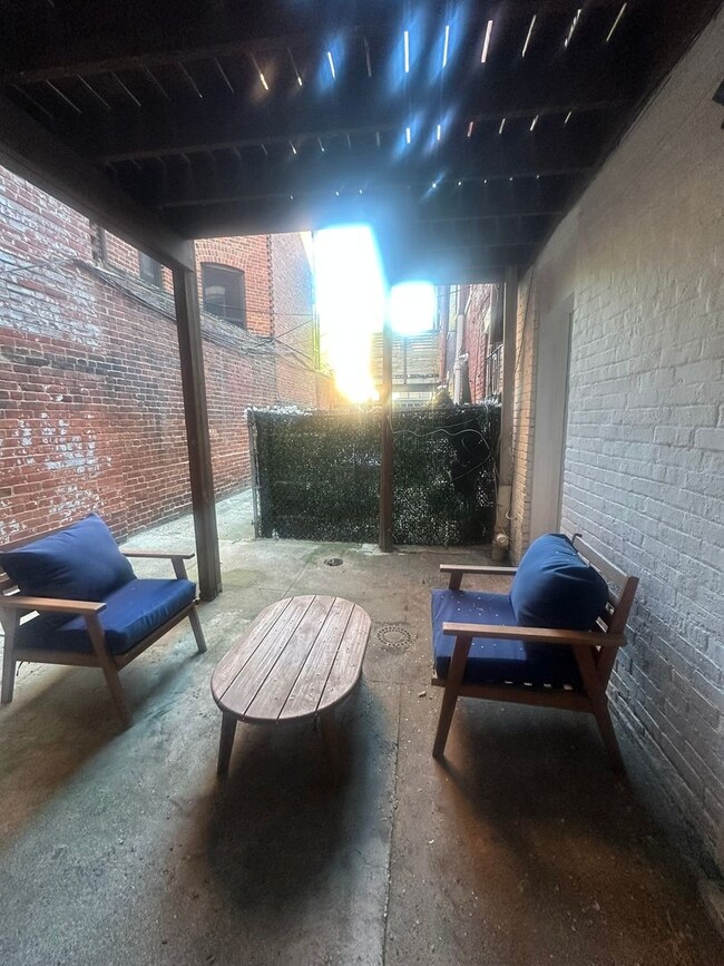 Building Photo - Modern Basement Unti 1 Bedroom/1 Bath, Recently renovated, new stainless steel appliances, floori...