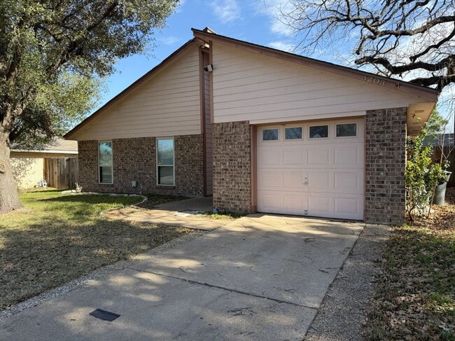 Building Photo - 3203 Bahia Dr