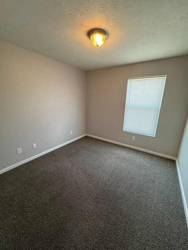 Building Photo - Columbus IN  - 3 BR home with loft