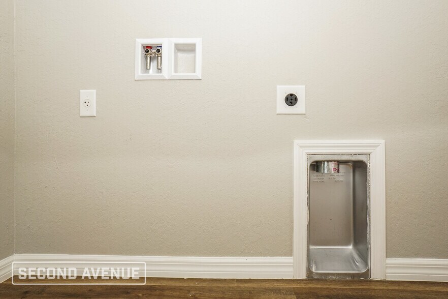 Building Photo - 105 Sherbourne St