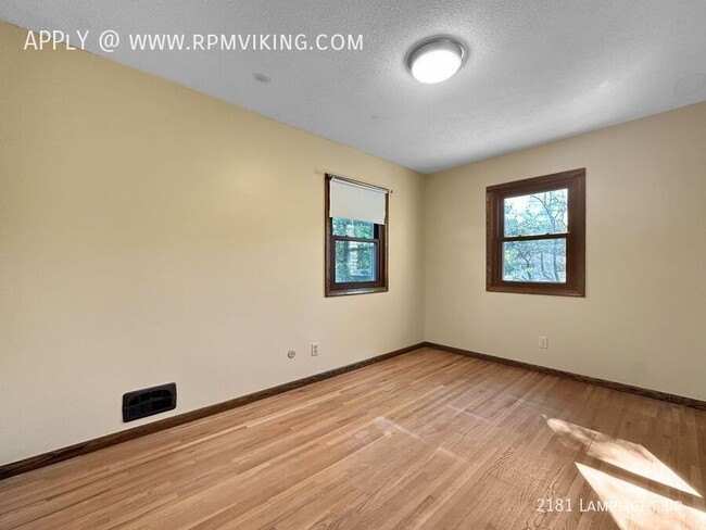 Building Photo - 4br 3ba 2cg ~ Security Deposit Free Altern...