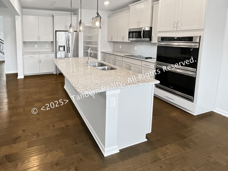 Building Photo - 8020 Forest Hills Dr