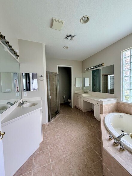 Building Photo - 2165 Newport Isles Blvd