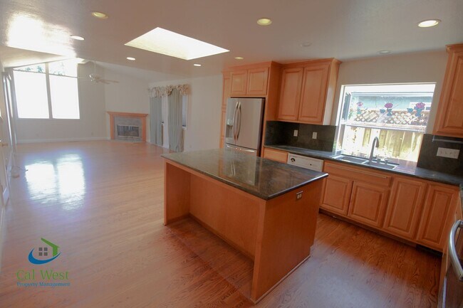 Building Photo - $4895 - Large beautiful 3/2 Home located i...