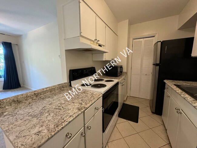 Building Photo - 5819-E Rexford Dr-