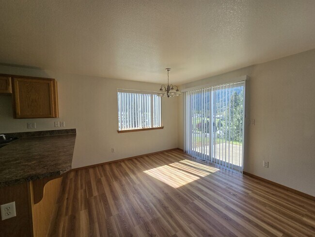 Building Photo - 390 Maylea Pl