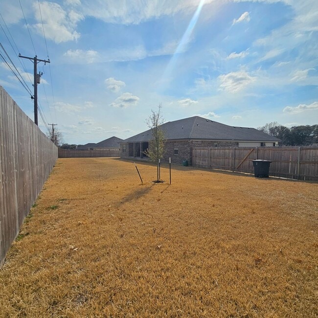 Building Photo - Beautiful new custom home
