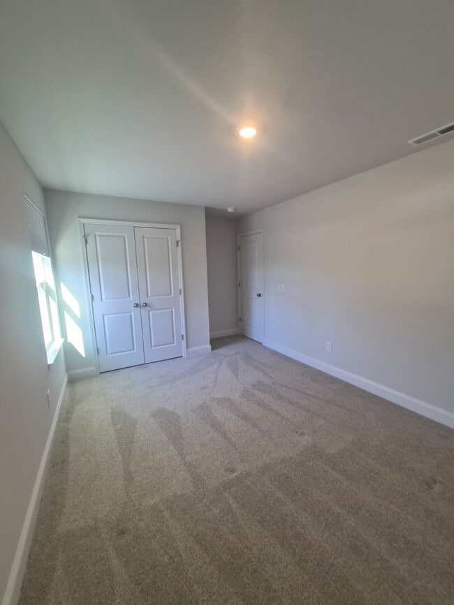 Building Photo - 301 Harvest Mdw Xing