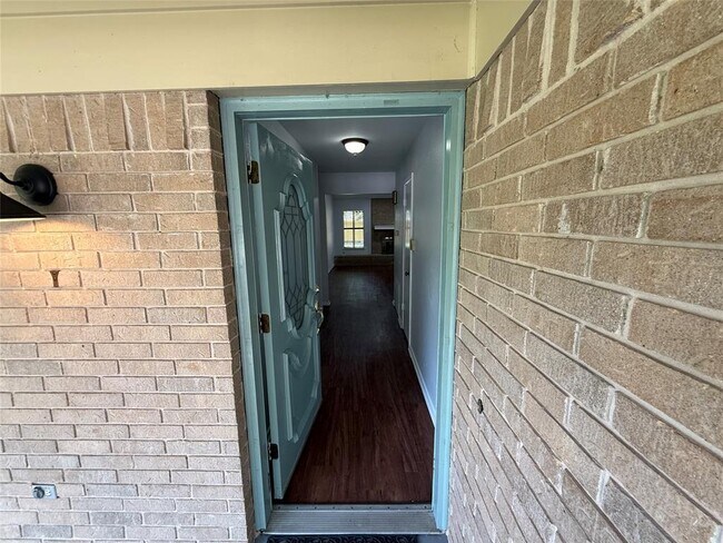 Building Photo - 111 Creekside Dr