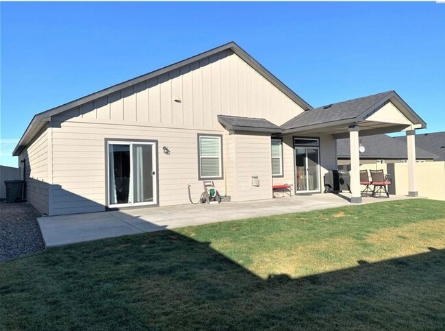 Building Photo - Newer Home in Kennewick, Great Location! Pets welcome!