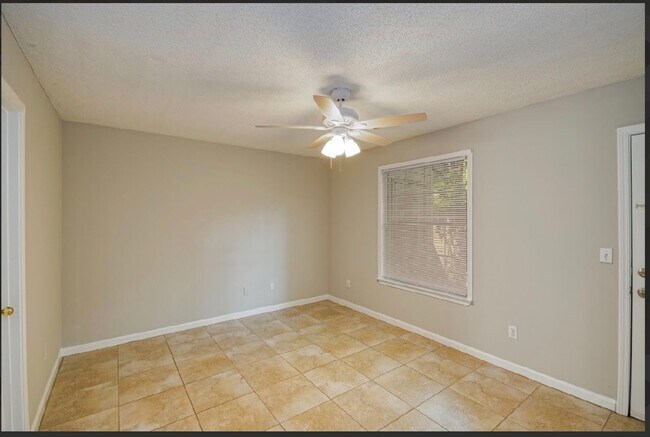 Building Photo - Fully renovated 3 BR/ 2 BA townhome off of Capital Park Circle