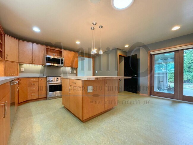 Building Photo - Stunning & Spacious South Hill Home