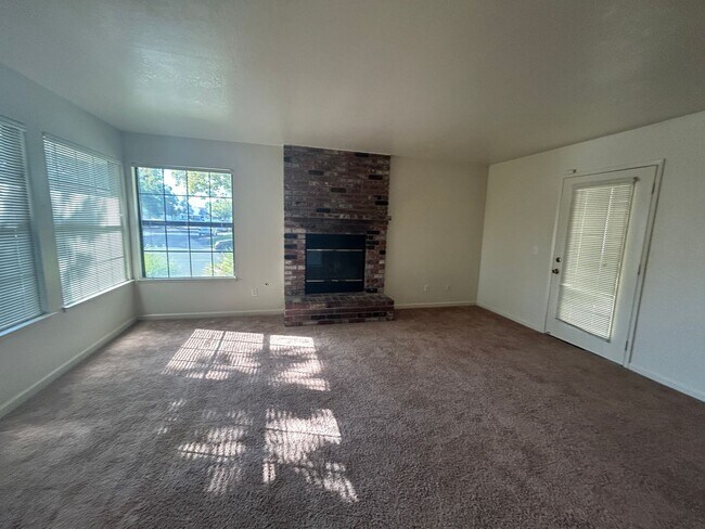 Building Photo - Spacious Halfplex