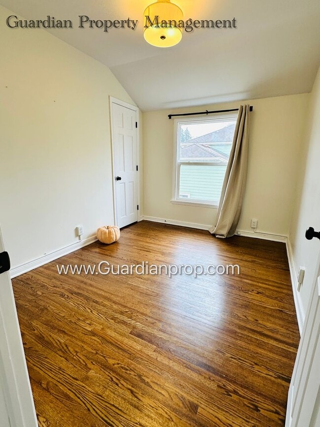 Building Photo - St Louis Park Single Family Home, Dishwasher, Garage, Patio