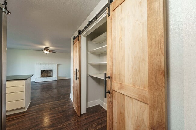 Building Photo - 4 Bedroom 2.5 Bathroom With Large Fenced B...