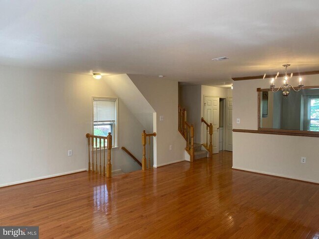 Building Photo - 5623 Gresham Ln