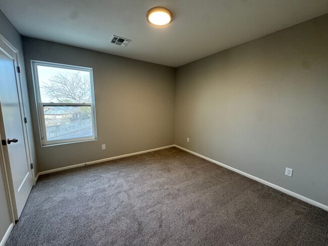 Building Photo - Villa Loma Town Home