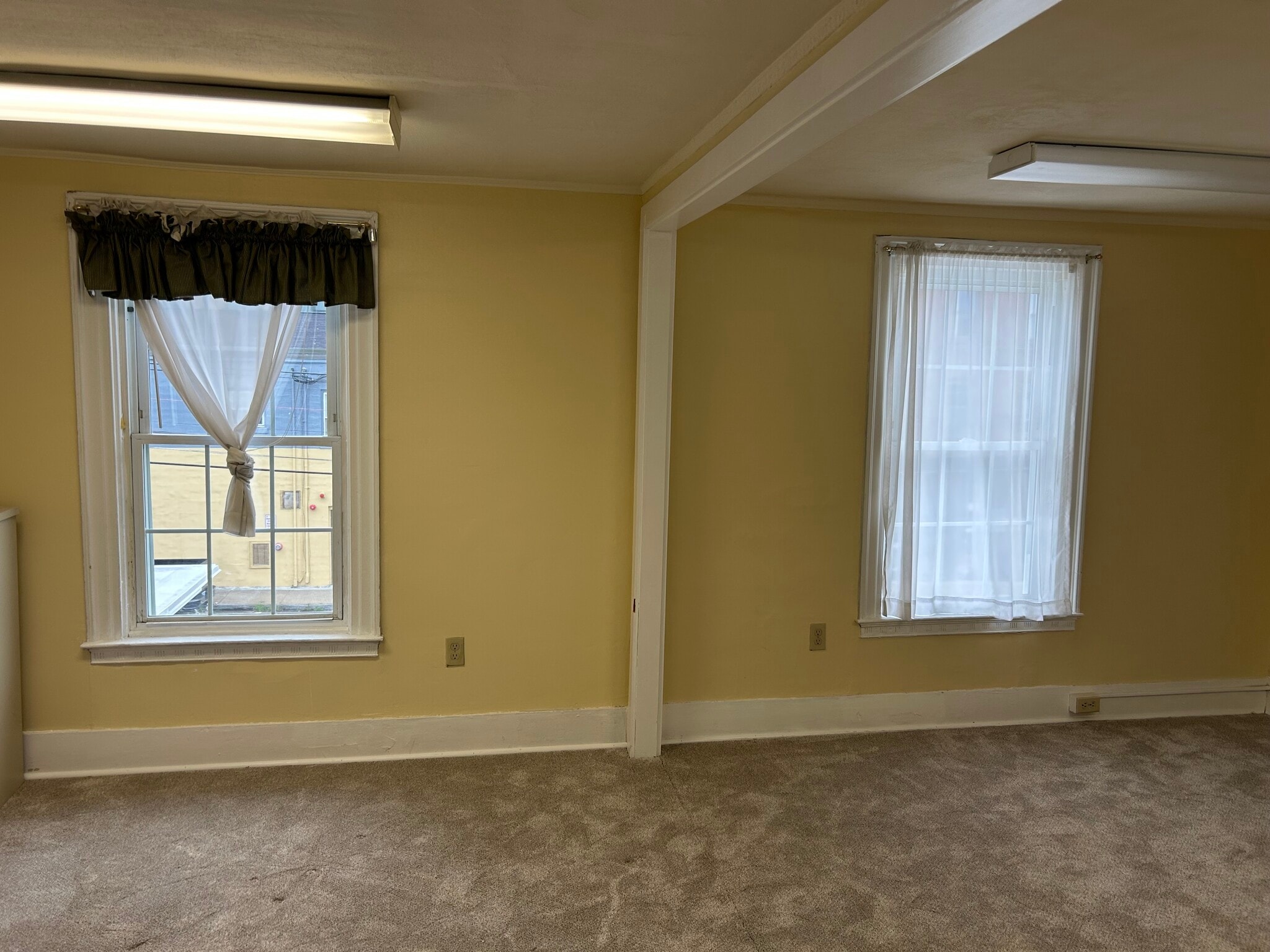 Large Living Area - 50 Washington St