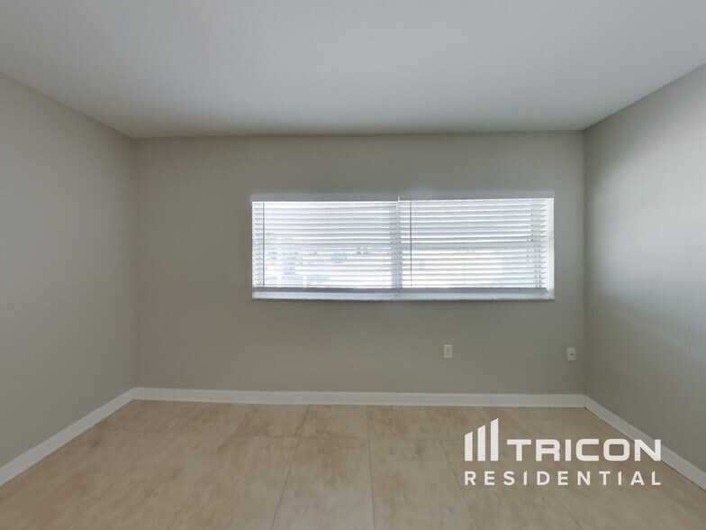 Building Photo - 1456 Lakeview Dr