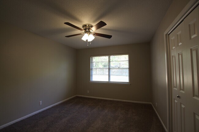 Building Photo - 701 Fair Ln