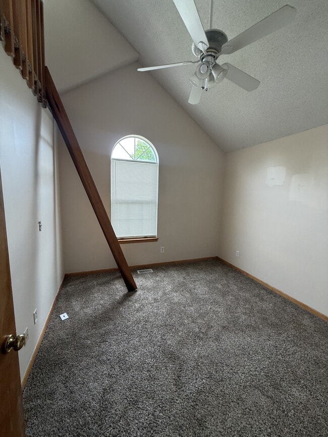 Building Photo - 822 SW Montana Ridge Dr
