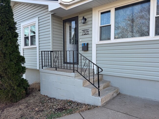 Building Photo - Comfortable 3-Bedroom Home with Park Access & Easy Commute