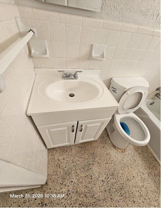 Building Photo - Beautiful and cozy 2/1 apartment available now!